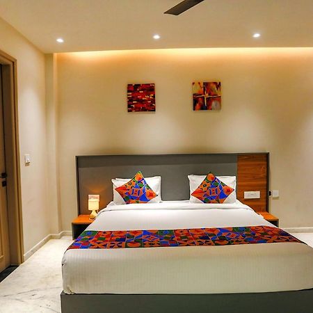 Fabhotel Clarks Suites Noida Bagian luar foto