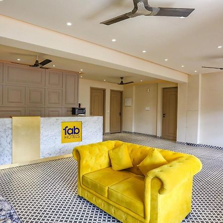 Fabhotel Clarks Suites Noida Bagian luar foto