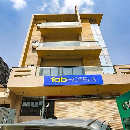 Fabhotel Clarks Suites Noida Bagian luar foto