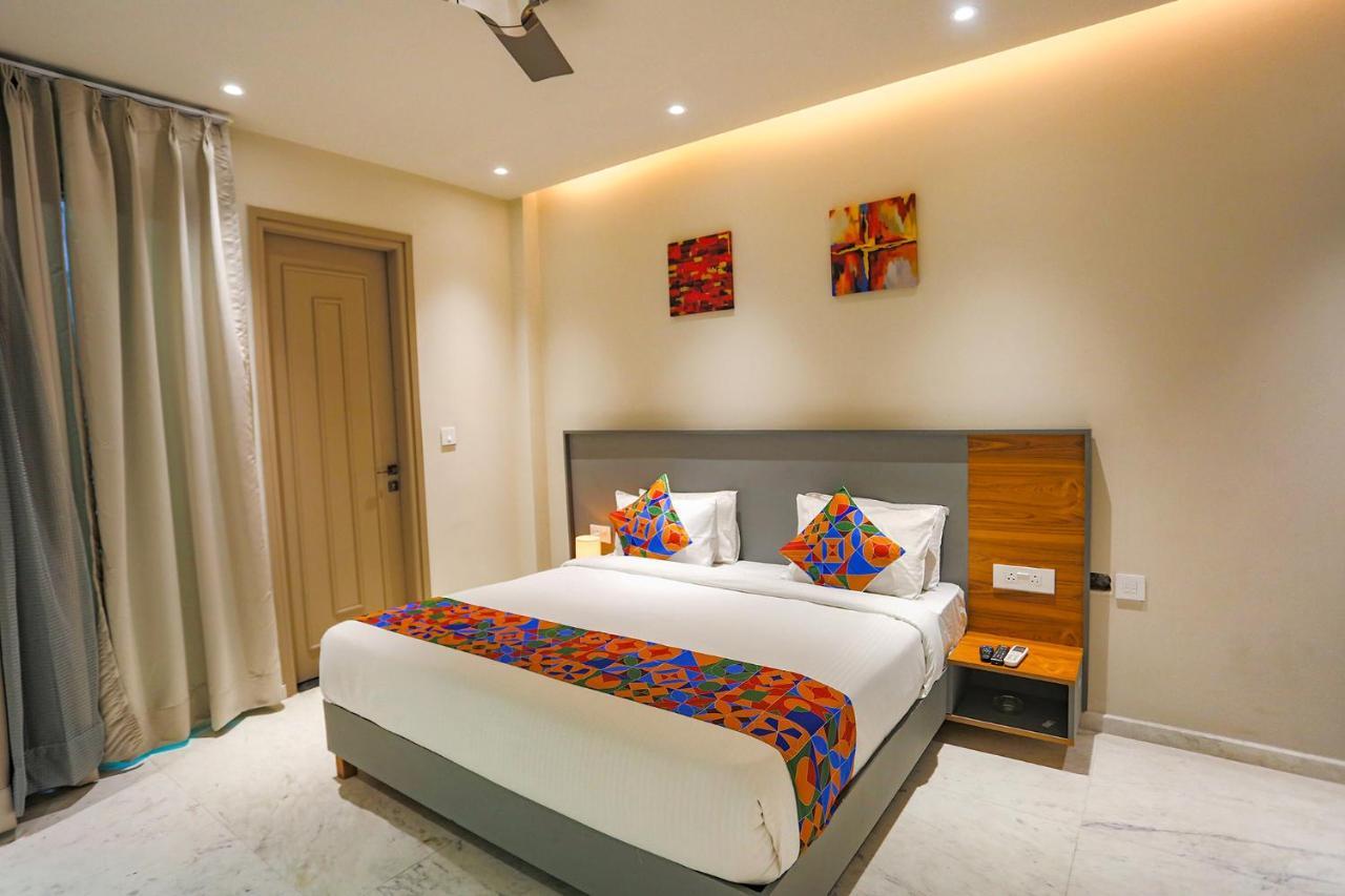 Fabhotel Clarks Suites Noida Bagian luar foto