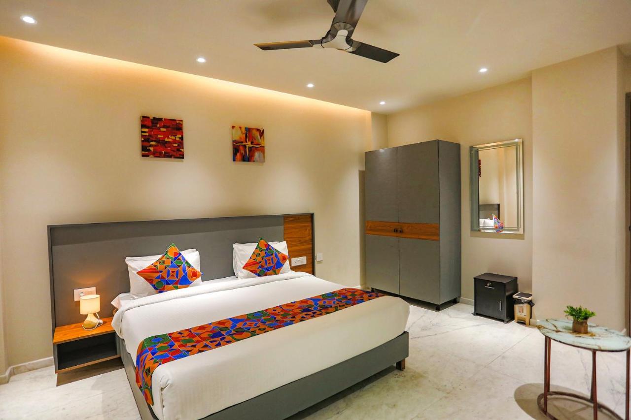 Fabhotel Clarks Suites Noida Bagian luar foto