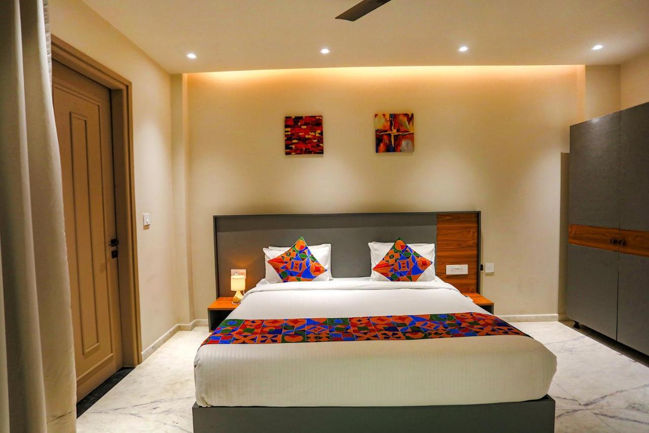Fabhotel Clarks Suites Noida Bagian luar foto