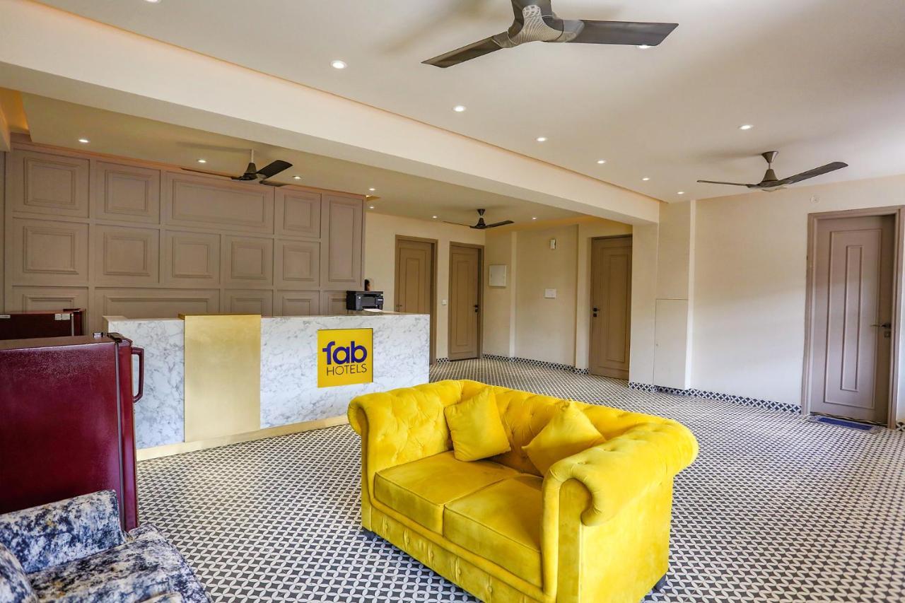 Fabhotel Clarks Suites Noida Bagian luar foto
