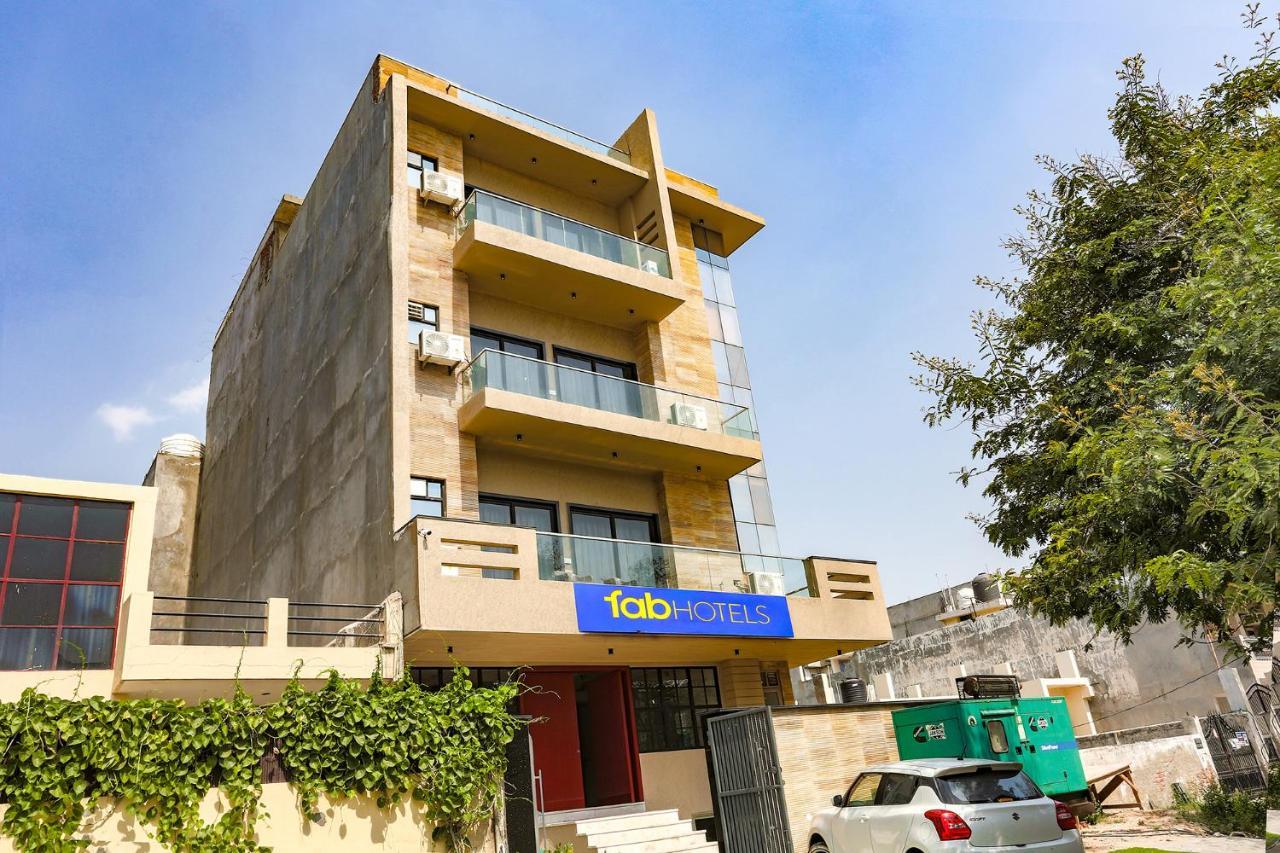 Fabhotel Clarks Suites Noida Bagian luar foto