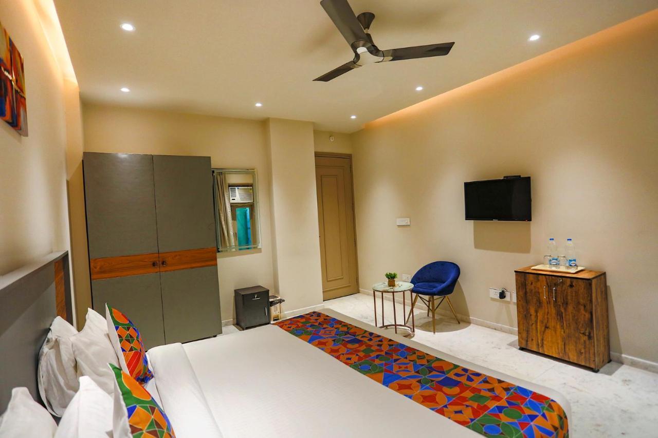 Fabhotel Clarks Suites Noida Bagian luar foto