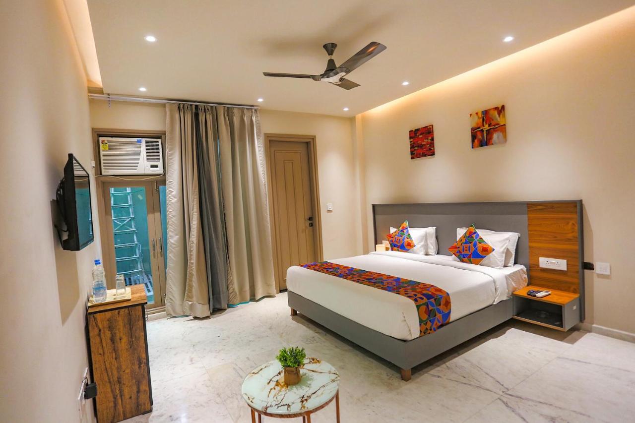 Fabhotel Clarks Suites Noida Bagian luar foto
