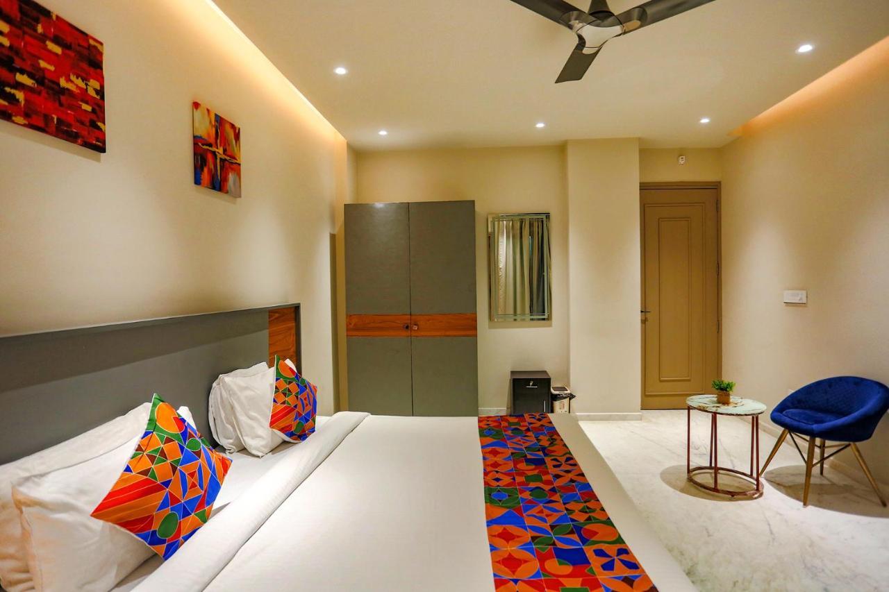 Fabhotel Clarks Suites Noida Bagian luar foto