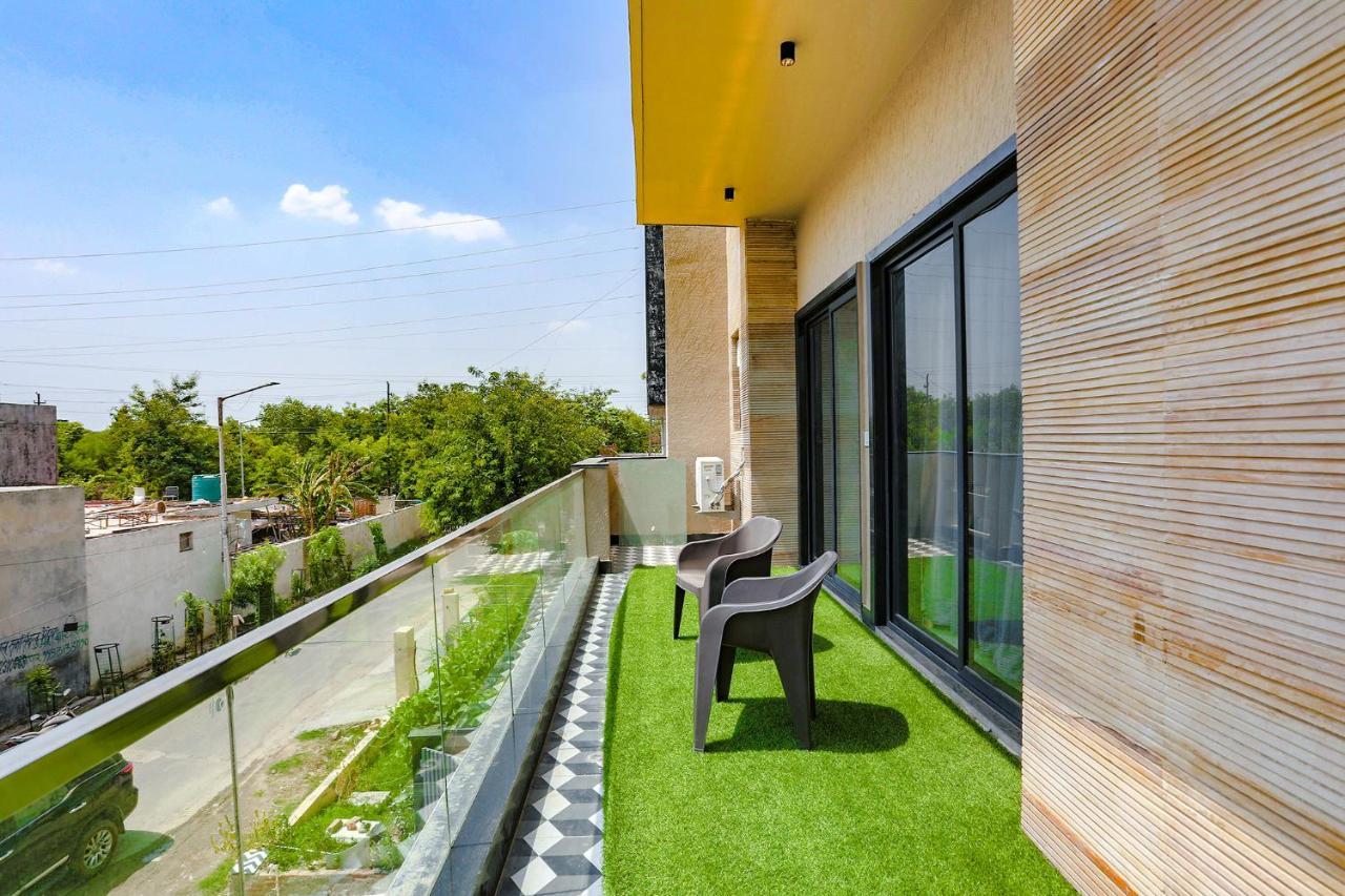 Fabhotel Clarks Suites Noida Bagian luar foto