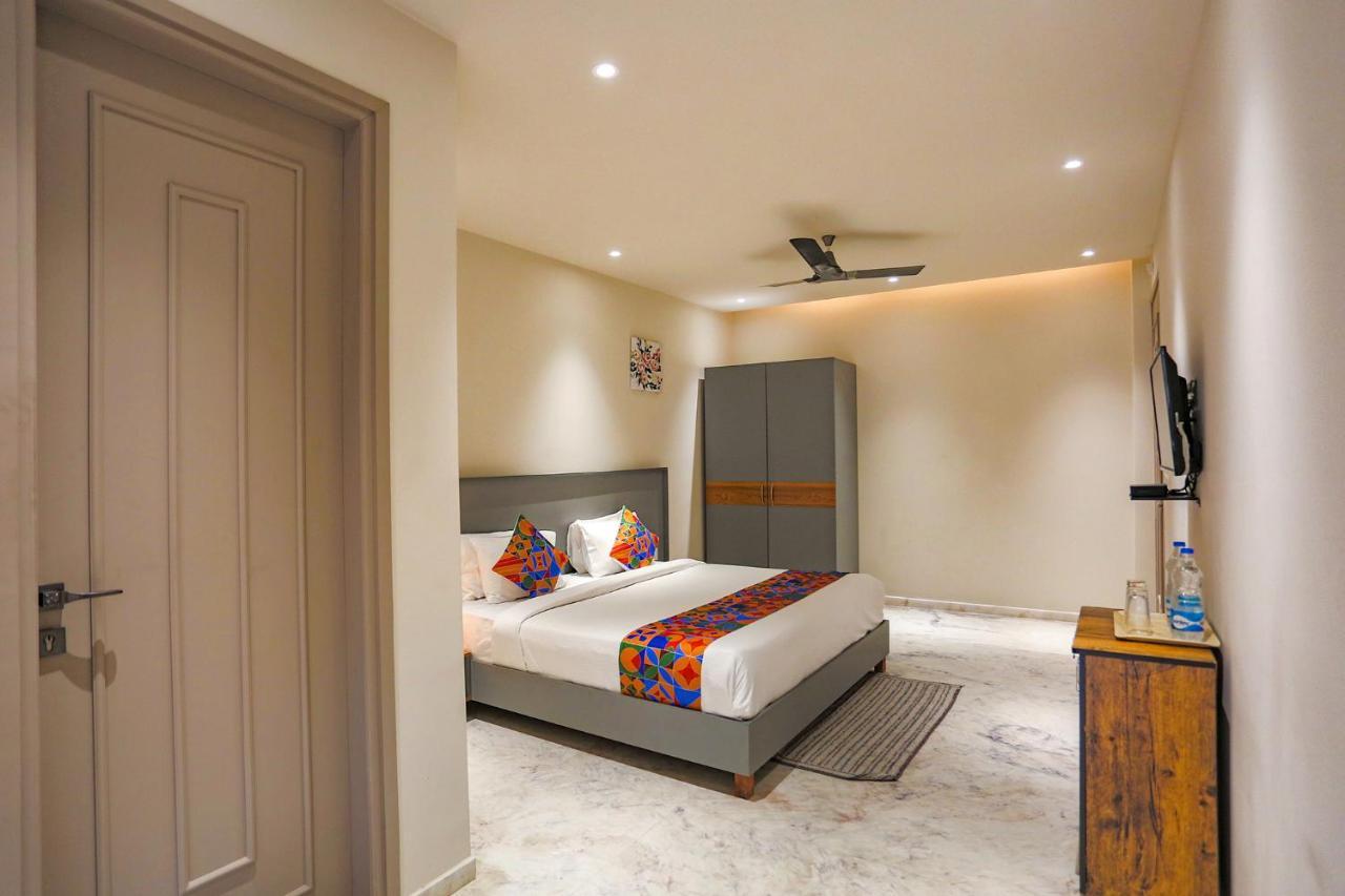 Fabhotel Clarks Suites Noida Bagian luar foto