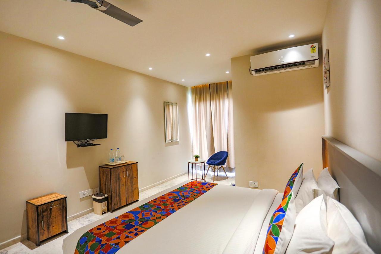 Fabhotel Clarks Suites Noida Bagian luar foto