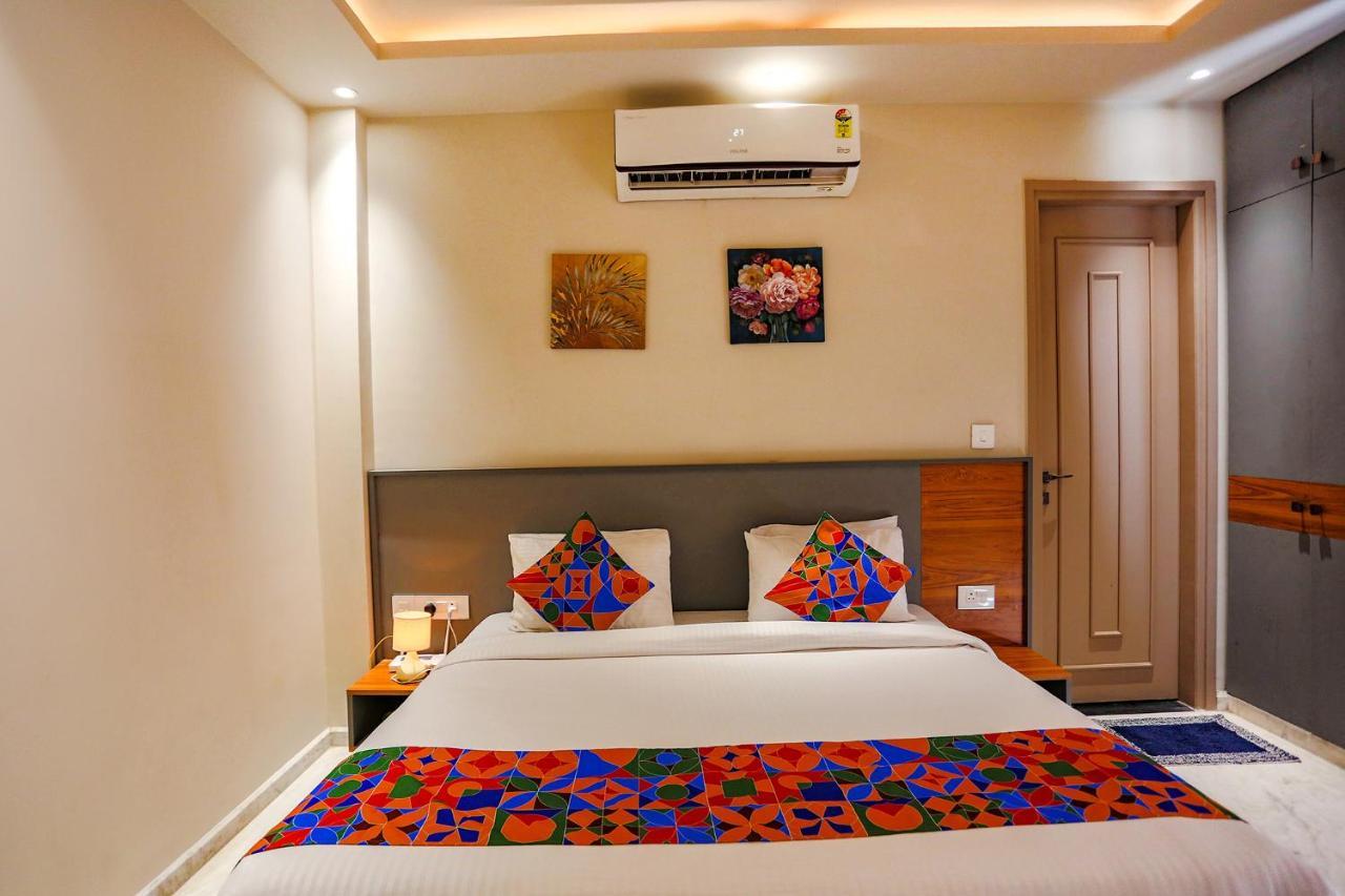 Fabhotel Clarks Suites Noida Bagian luar foto