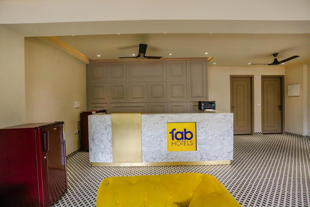 Fabhotel Clarks Suites Noida Bagian luar foto
