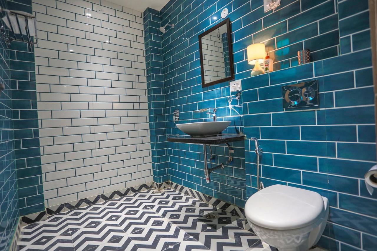 Fabhotel Clarks Suites Noida Bagian luar foto
