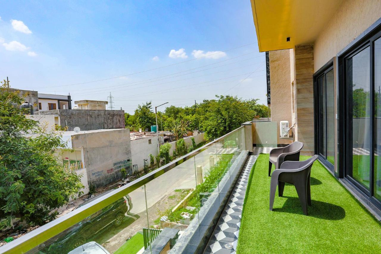 Fabhotel Clarks Suites Noida Bagian luar foto