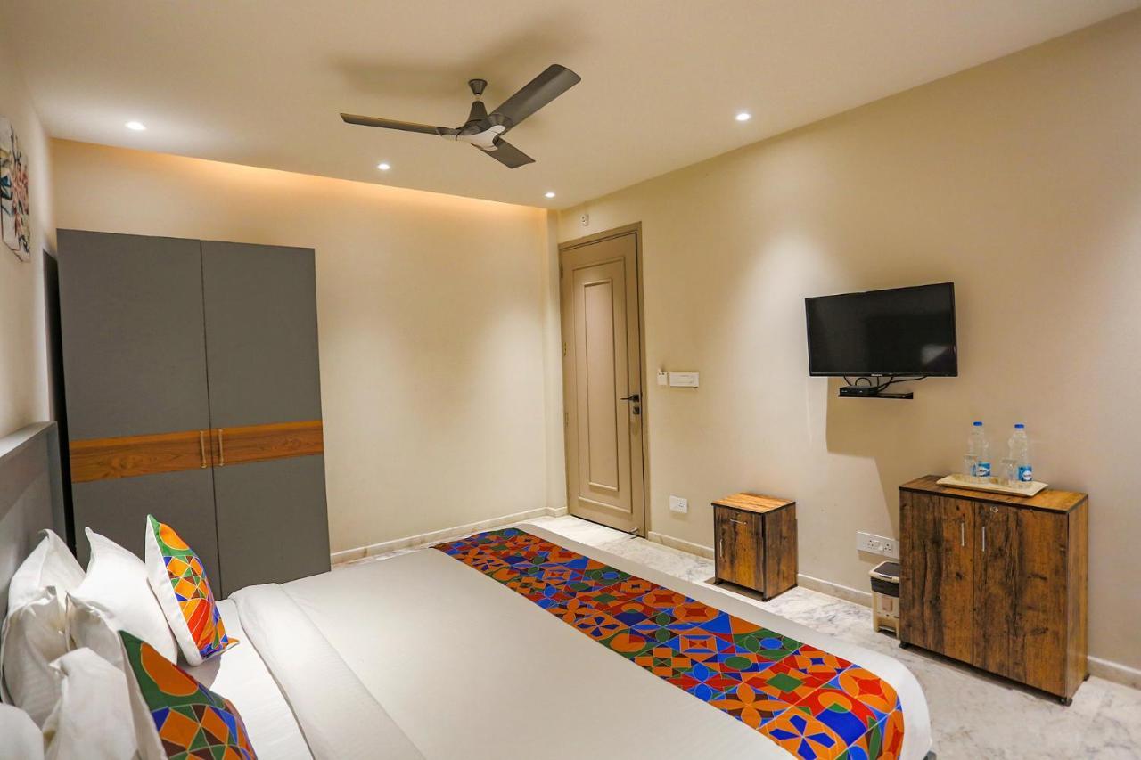 Fabhotel Clarks Suites Noida Bagian luar foto