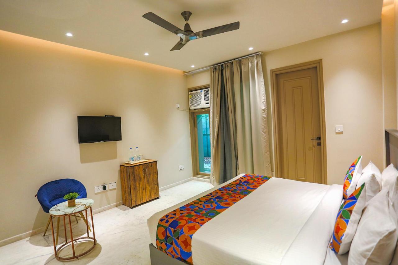 Fabhotel Clarks Suites Noida Bagian luar foto