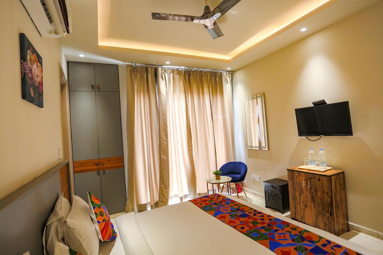 Fabhotel Clarks Suites Noida Bagian luar foto