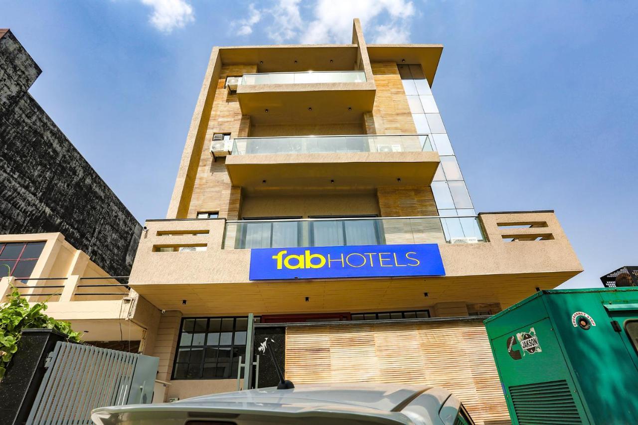 Fabhotel Clarks Suites Noida Bagian luar foto