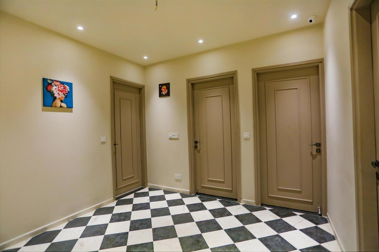 Fabhotel Clarks Suites Noida Bagian luar foto