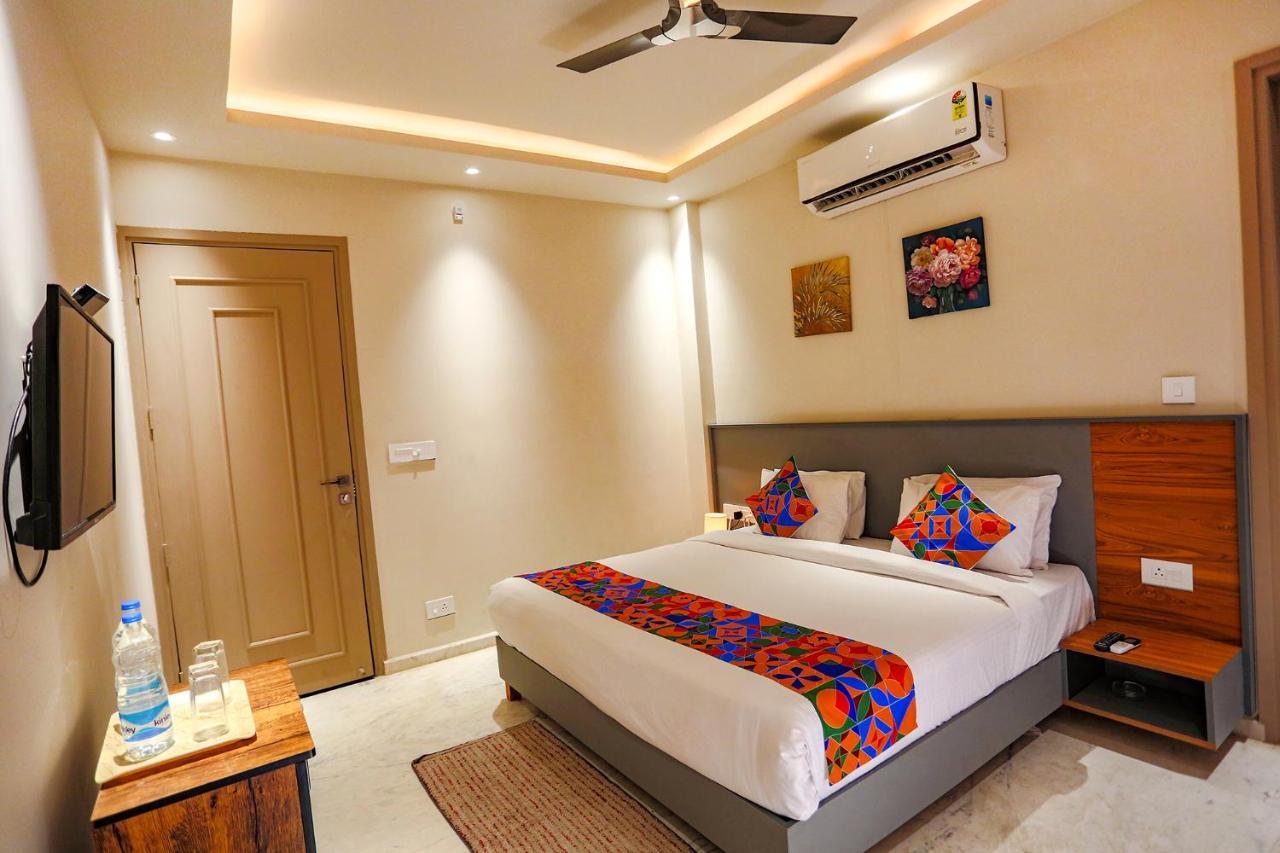 Fabhotel Clarks Suites Noida Bagian luar foto