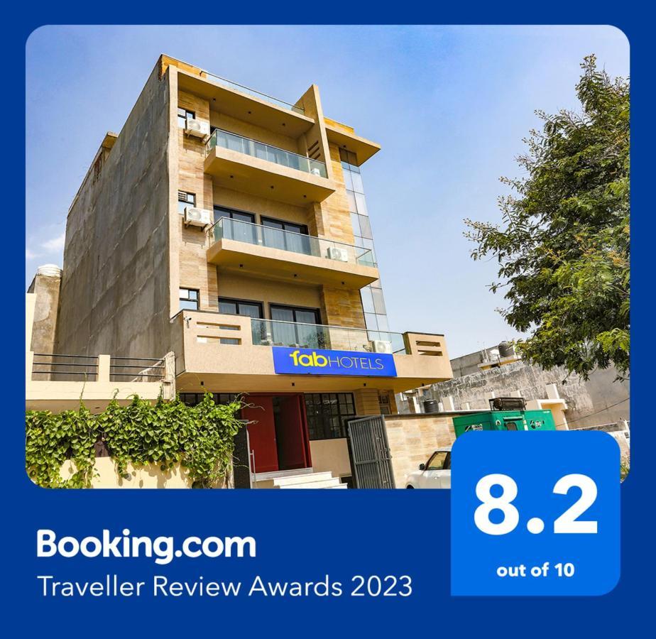 Fabhotel Clarks Suites Noida Bagian luar foto