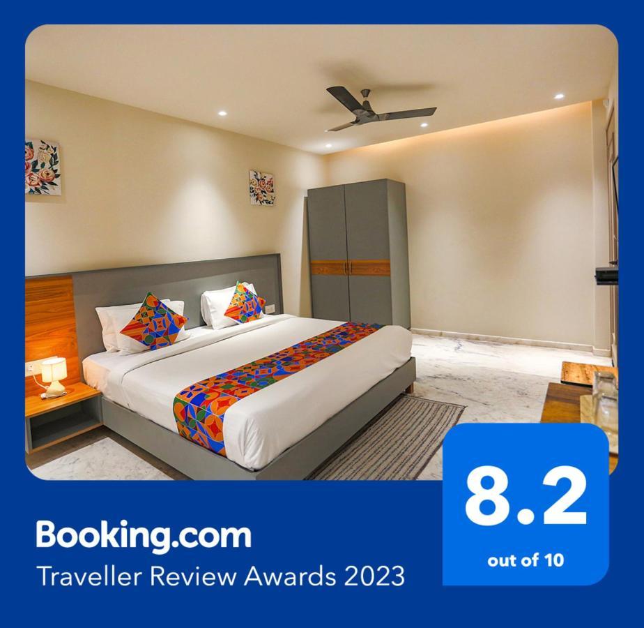 Fabhotel Clarks Suites Noida Bagian luar foto